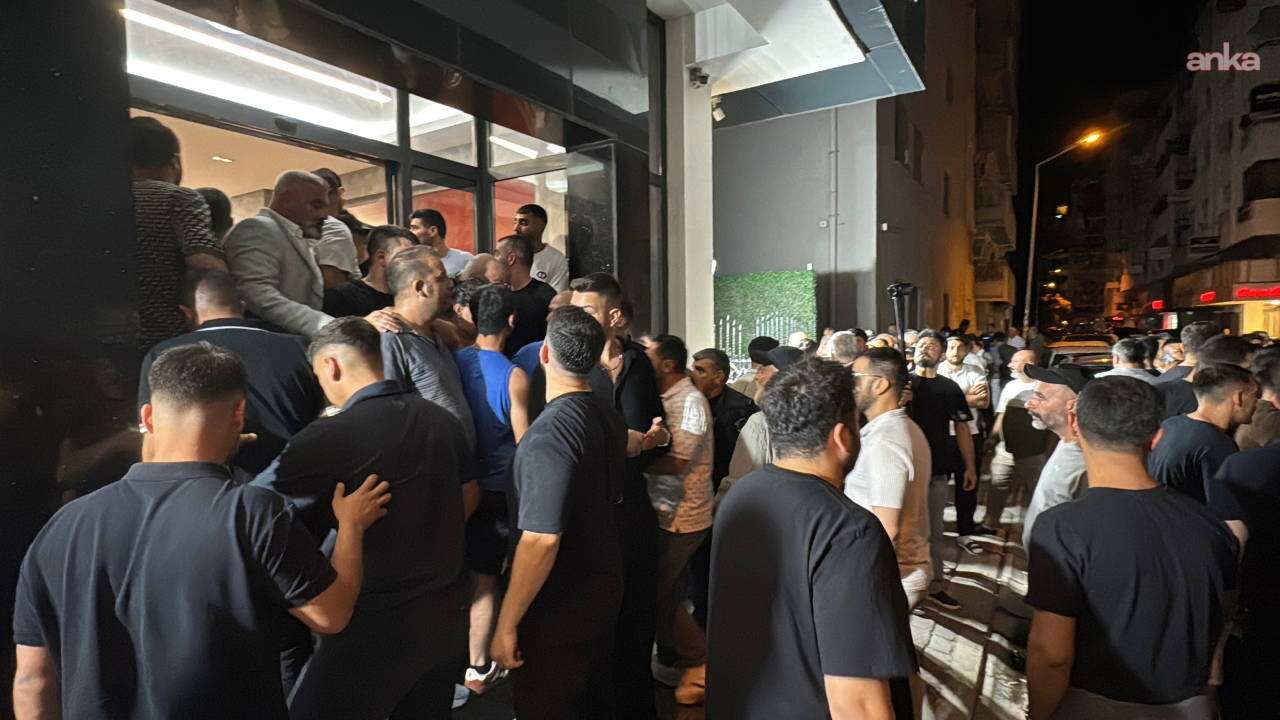 CHP İzmir İl binasına giren Utku Gümrükçü ilk iş Özgür Özel'in fotoğraflarını kaldırttı