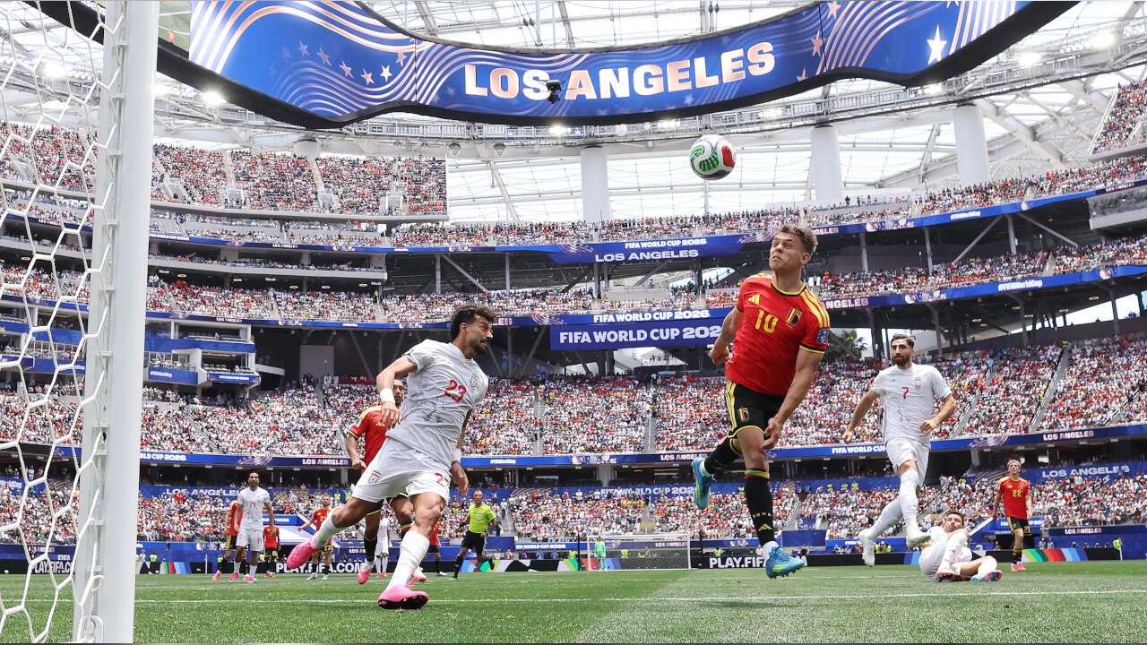 İranlı futbolcular soyunma odasına not bırakıp stattan ayrıldı