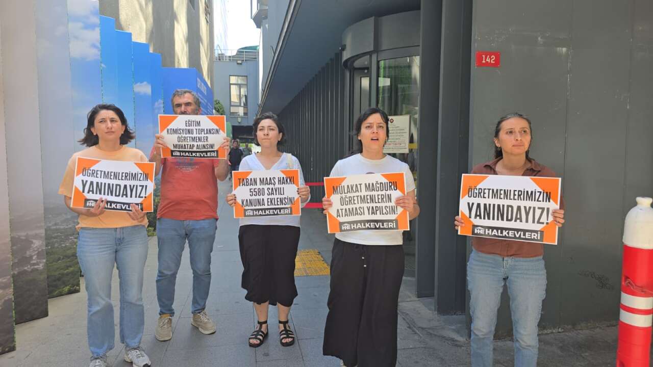 Açlık grevindeki öğretmenlere destek: İstanbul'da TÖZOK önünden seslendiler