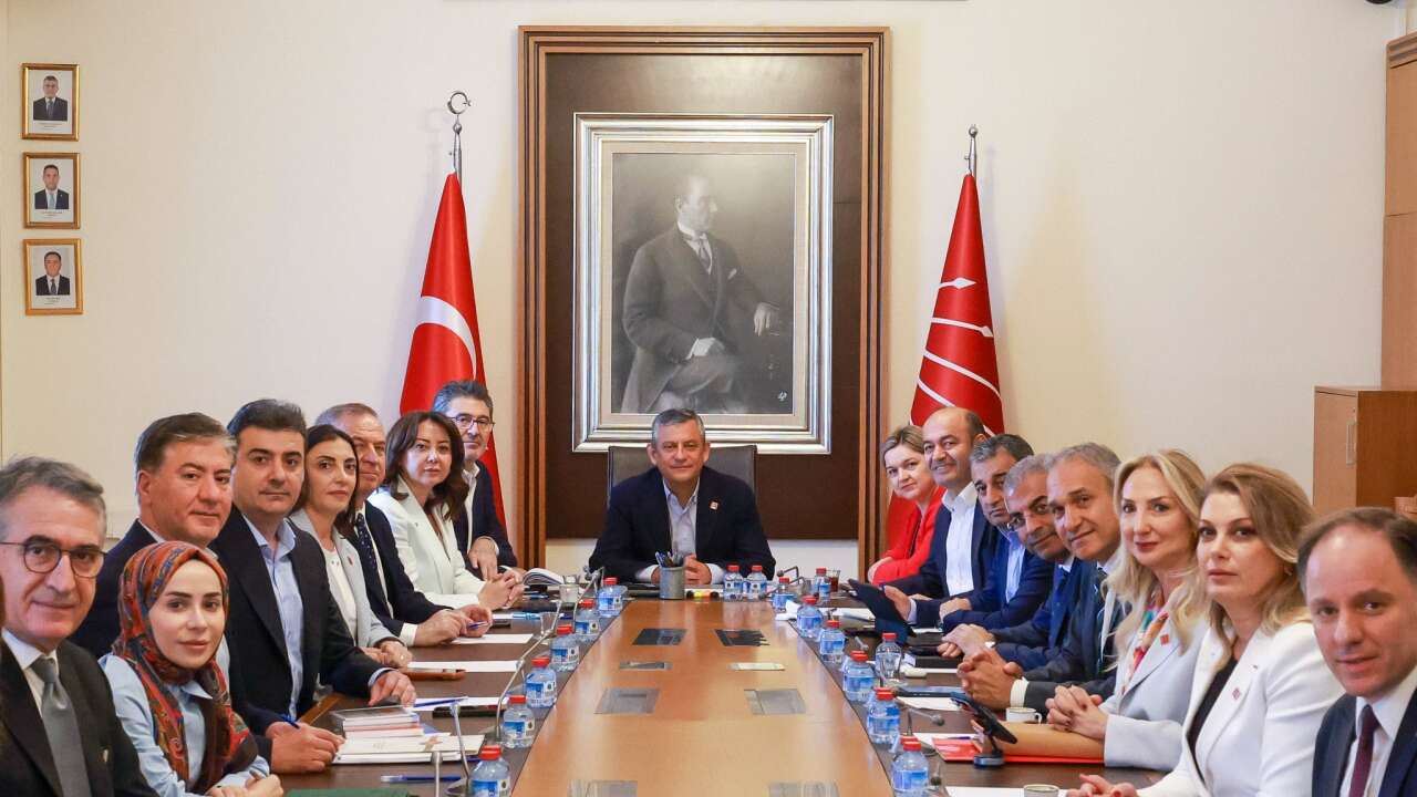 Özgür Özel MYK'da yeni yol haritasını paylaştı: Mahkeme ve sokak!