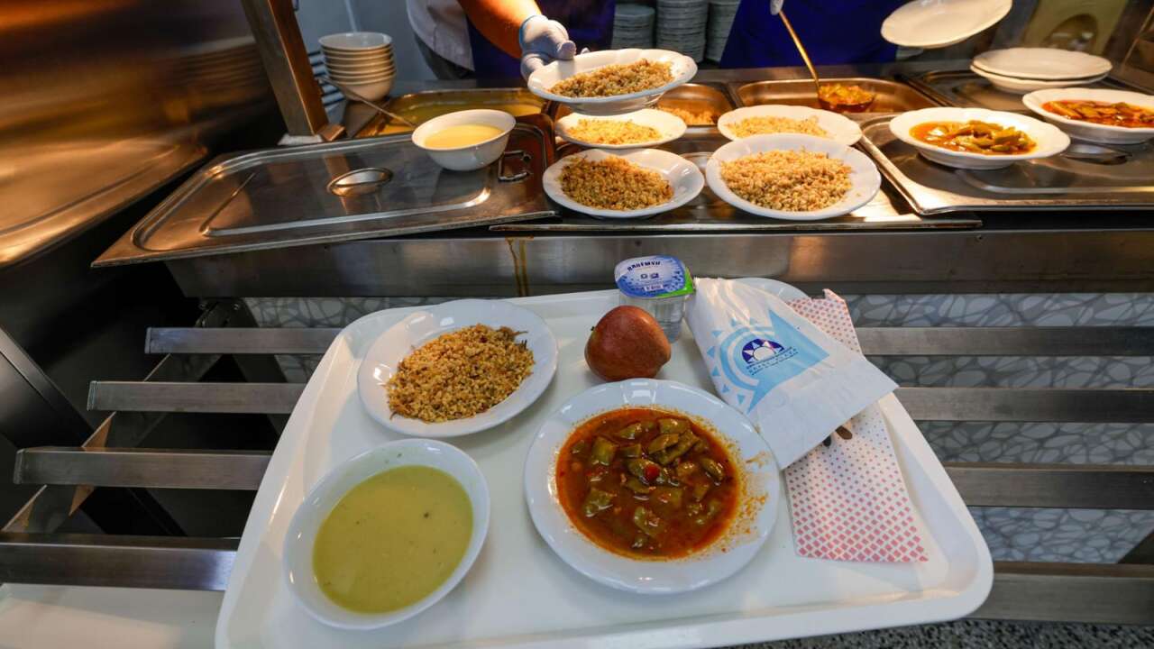 İzmir Kent Lokantası'nda dört çeşit yemek 25 lira