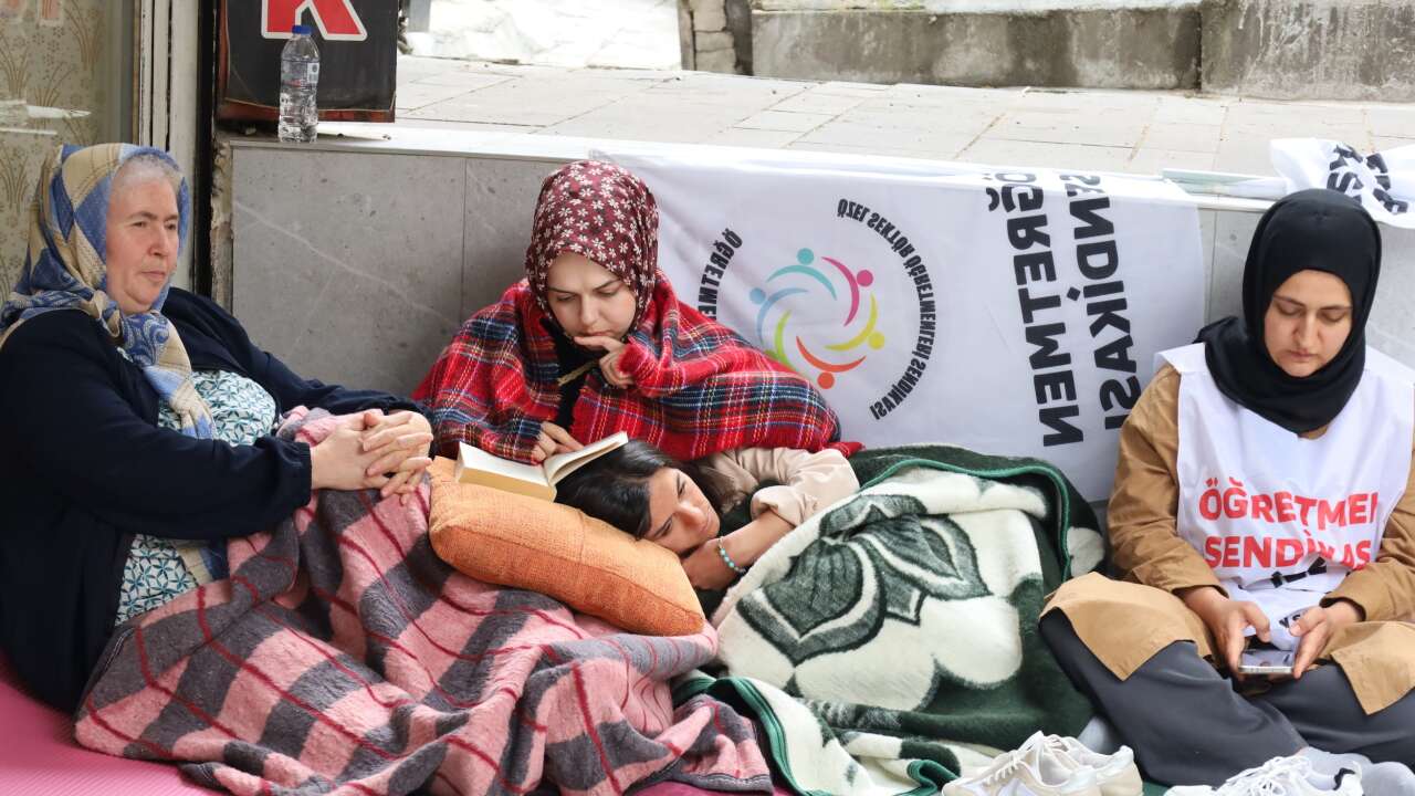 Öğretmenlerin açlık grevi 9. günde: Bir öğretmen fenalaştı!