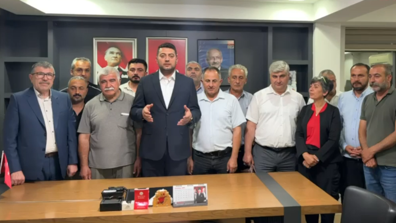CHP Malatya İl Başkanlığı'na atanan Hakan Satılmış, gece yarısı il binasına girdi