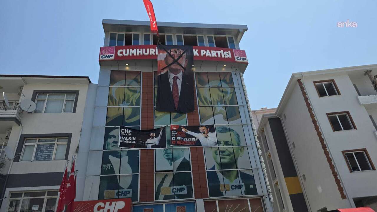 CHP Malatya İl Binası'nda butlan krizi: 'Hain Kemal' görseli asıldı!