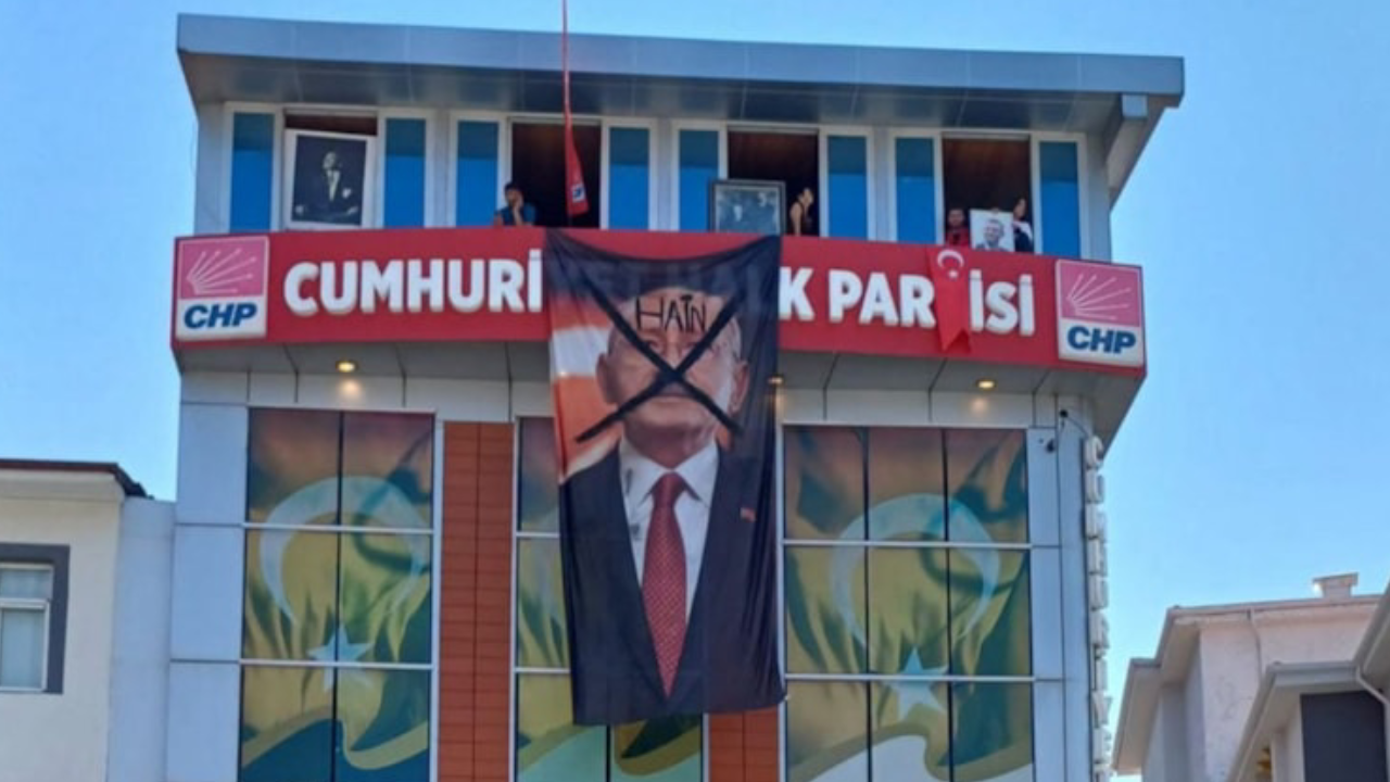 CHP Malatya’da arbede: Kılıçdaroğlu’nun fotoğrafı asıldı, üzerine 'Hain' yazıldı!