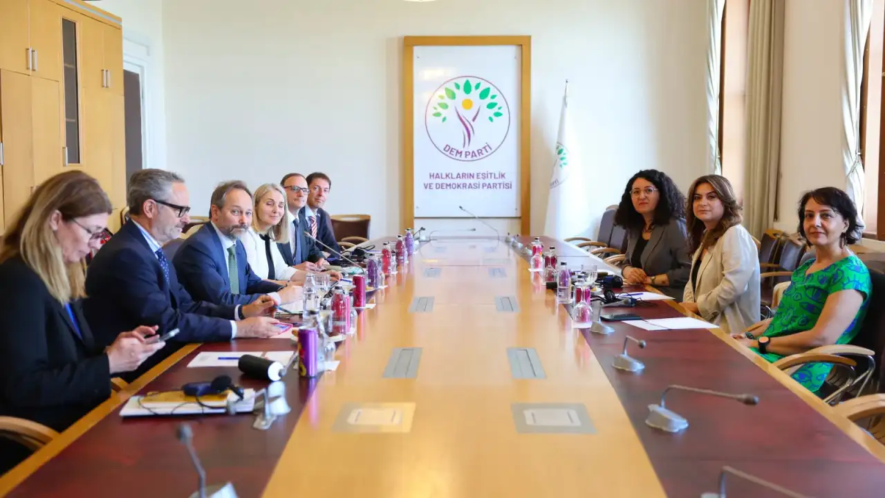 AB heyeti DEM Parti'yi ziyaret etti: Süreç konuşuldu