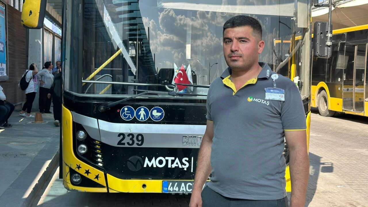 Otobüs şoförü, fenalaşan yolcuyu hastaneye yetiştirdi