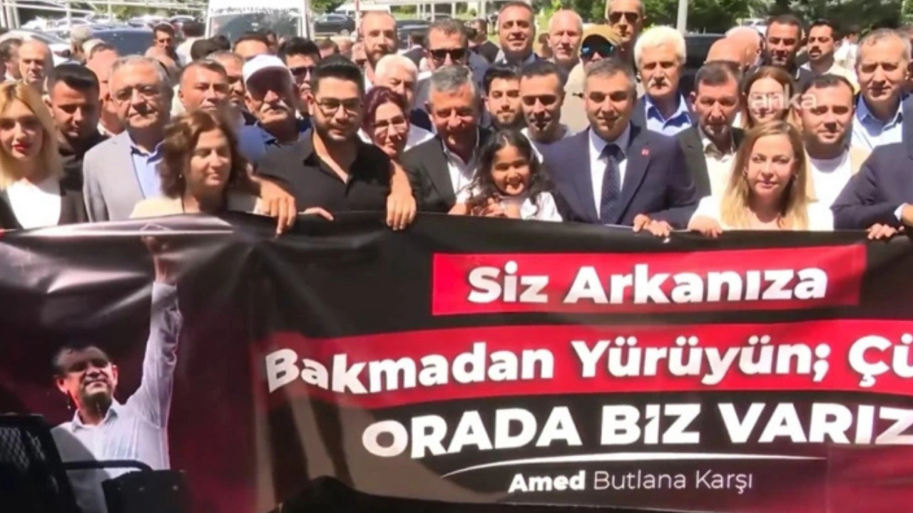 Özgür Özel Diyarbakır'da: Açılan pankart dikkat çekti