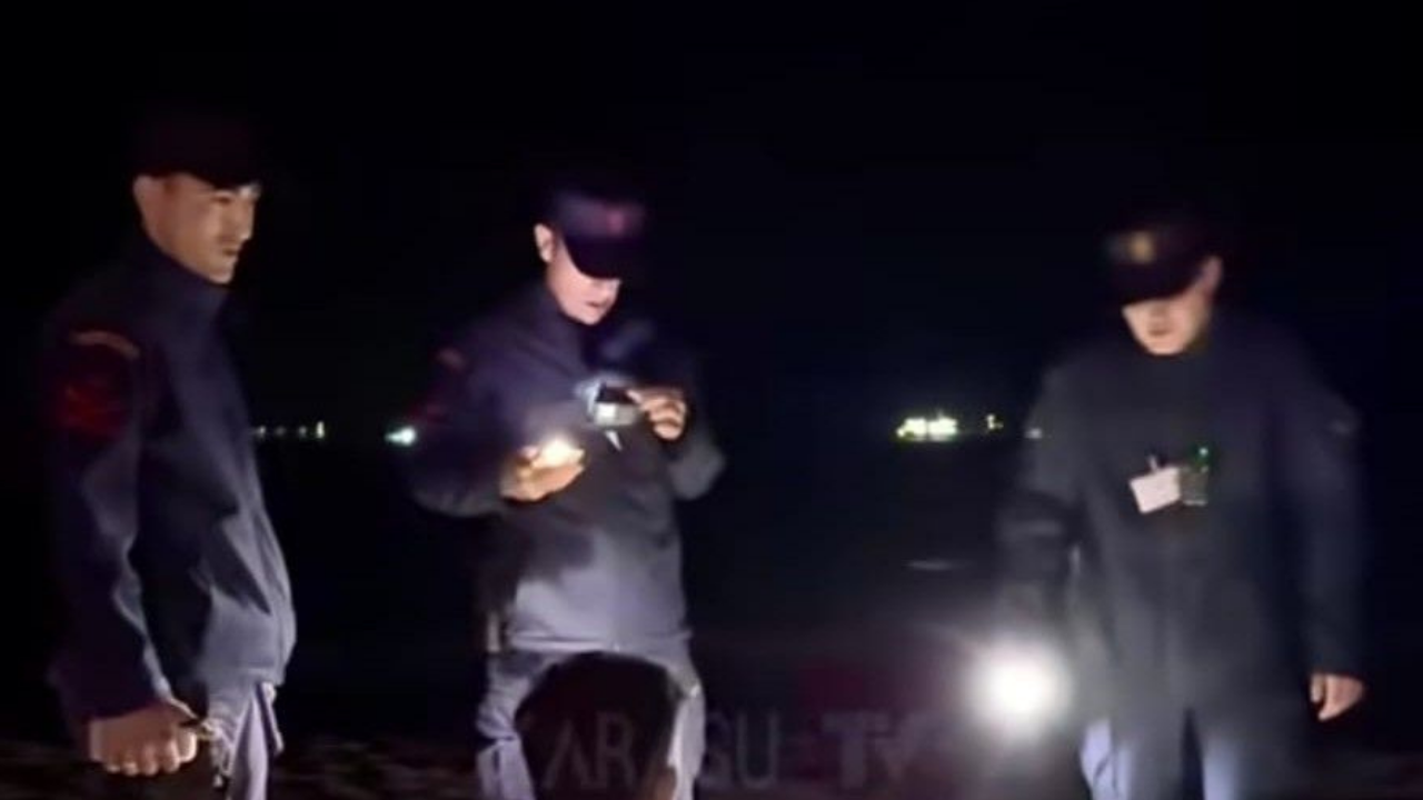 Karasu sahilde içki tüketilmesi yasaklandı: Jandarma fenerle vatandaş denetledi!