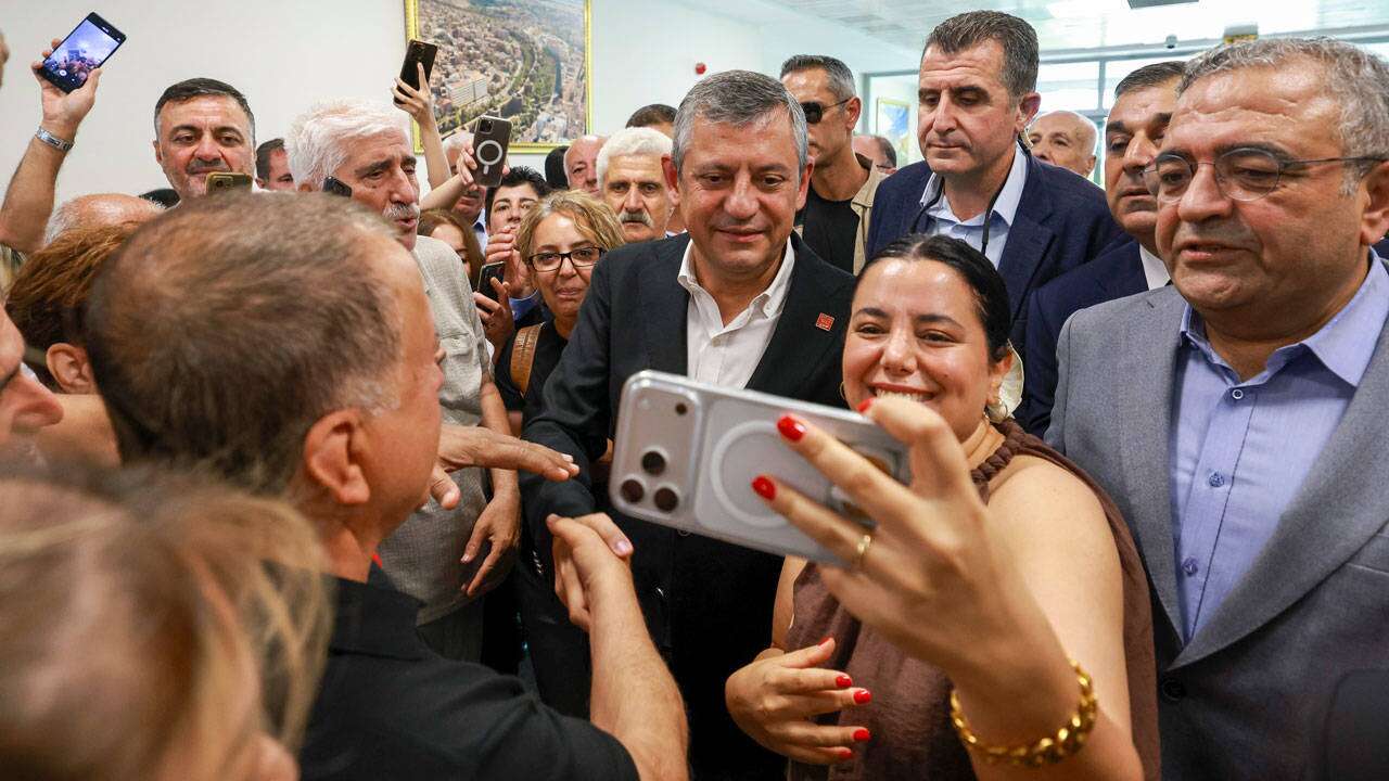 Özgür Özel Diyarbakır'da: Açılan pankart dikkat çekti