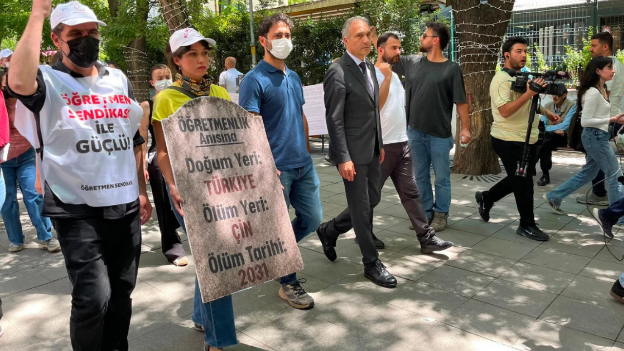 'Açlık grevinden önce gelselerdi' diyen Tekin'e öğretmenlerden yanıt: 2 yıl önce yüz yüze görüştük 'bu sorunu hallederiz' dedi