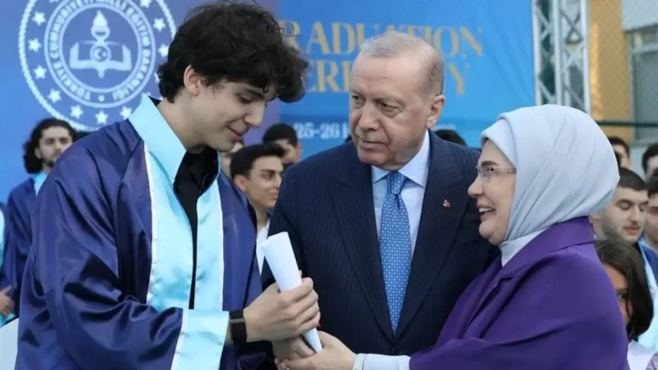 Cumhurbaşkanı Erdoğan ve eşi, torunlarının mezuniyet törenine katıldı