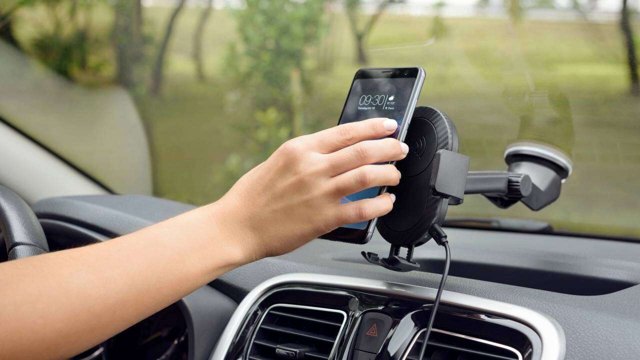Araçlarda ön cama monte edilen telefon tutucular için karar verildi
