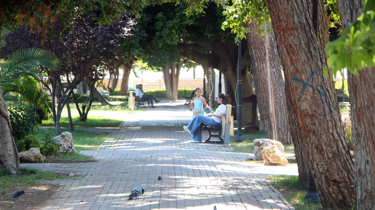Adana'da sokaklar boşaldı: Termometreler 42 dereceyi gördü