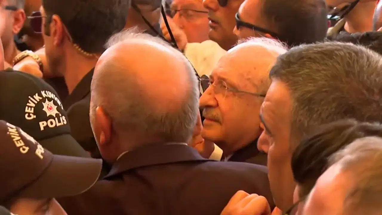 Kılıçdaroğlu, Kadir İnanır'ın cenazesinde protesto edildi