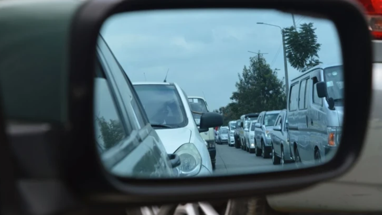'Ehliyetsiz ve arabasız nesil' sektörü vuracak: Genç kuşak otomobilden elini çekiyor