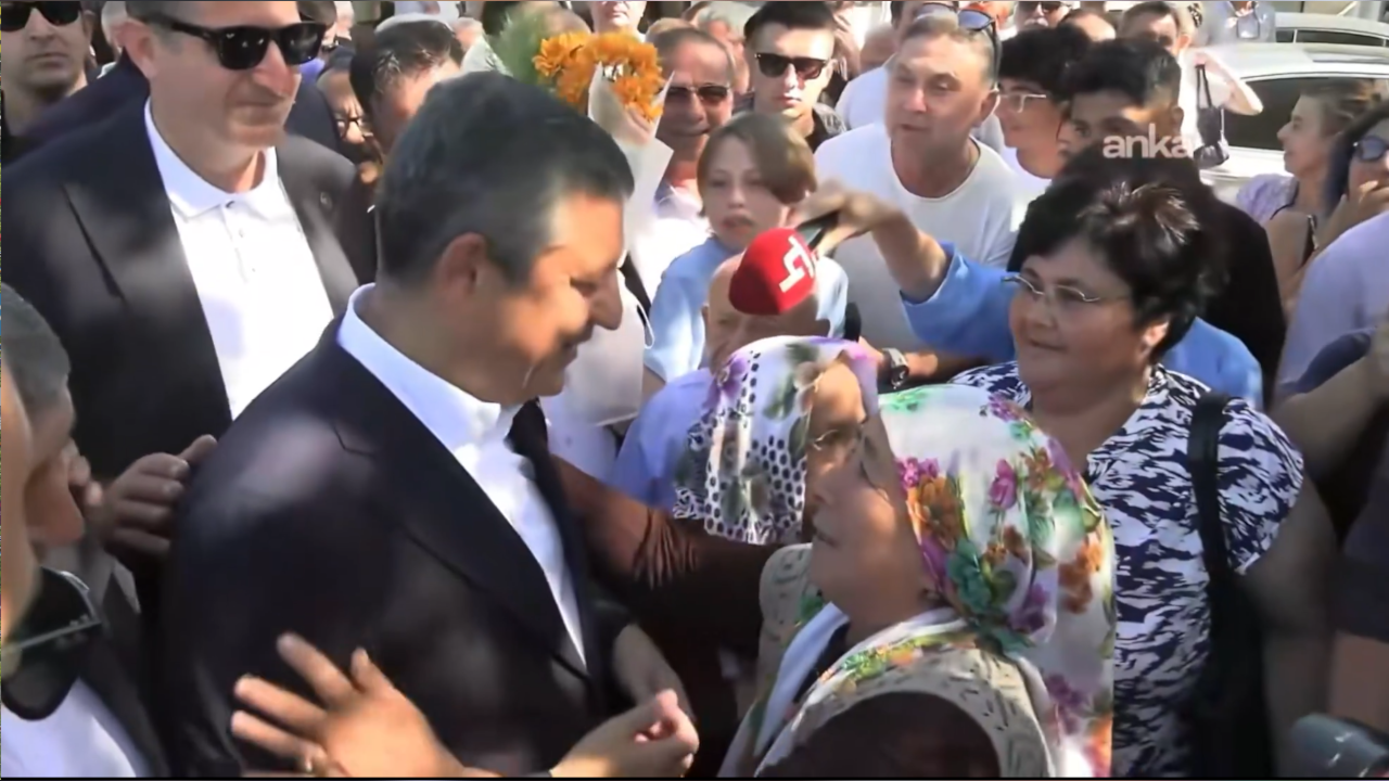 İzmir'de Özgür Özel'e destek: Sana otobüs de alacağız, bina da yapacağız