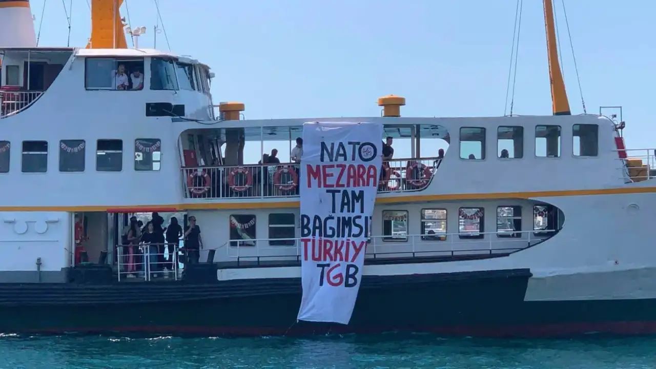 "NATO mezara, tam bağımsız Türkiye" pankartı açan 4 kişi gözaltında