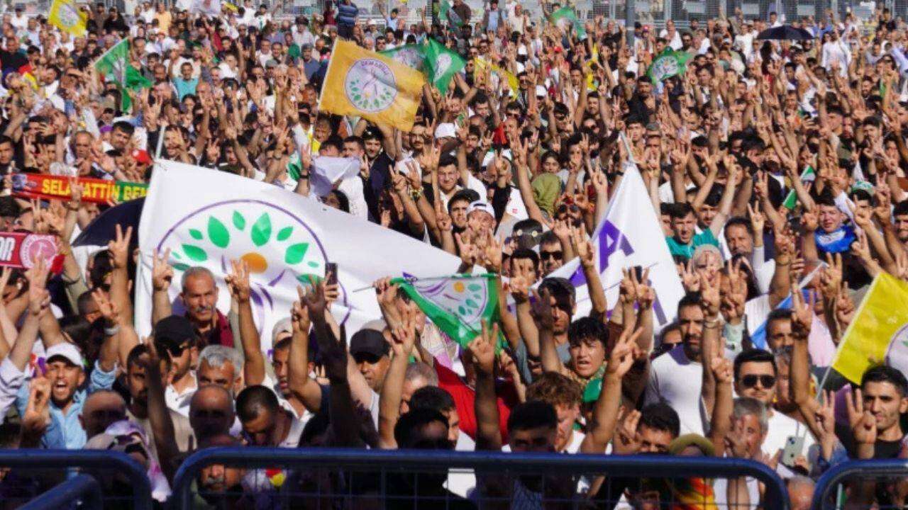 Öcalan’a özgürlük mitinginde polisin talebi DEM Partilileri ayağa kaldırdı