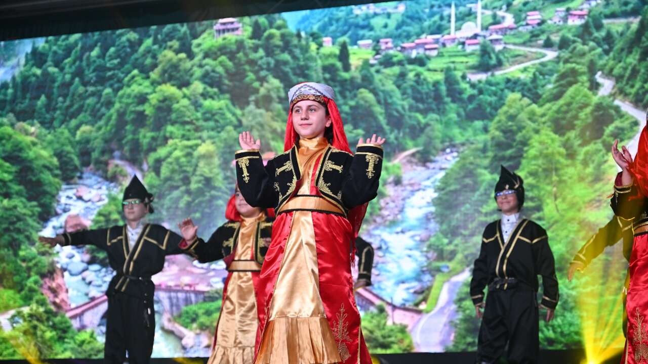 Anadolu’nun halk oyunları Manisa’da aynı sahnede buluştu