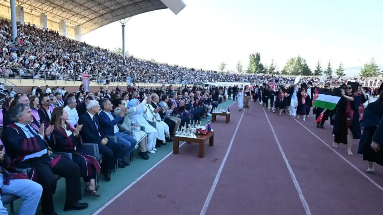 Anadolu Üniversitesi mezuniyetinde Filistin bayrağına müdahale