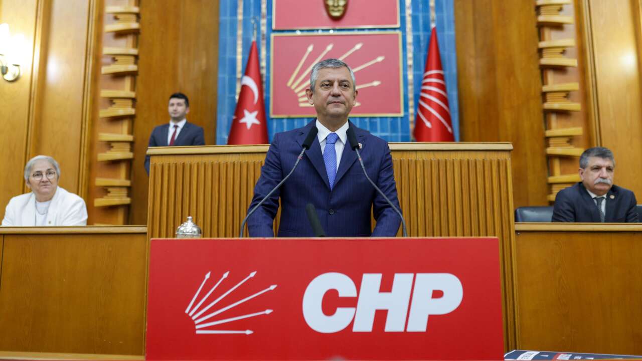 Özgür Özel grup toplantısında konuşuyor