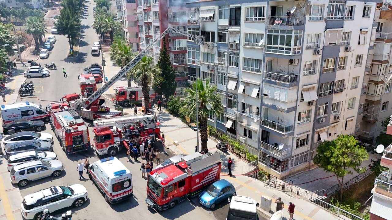İzmir Karabağlar'da apartman yangını:  6 kişi kurtarıldı
