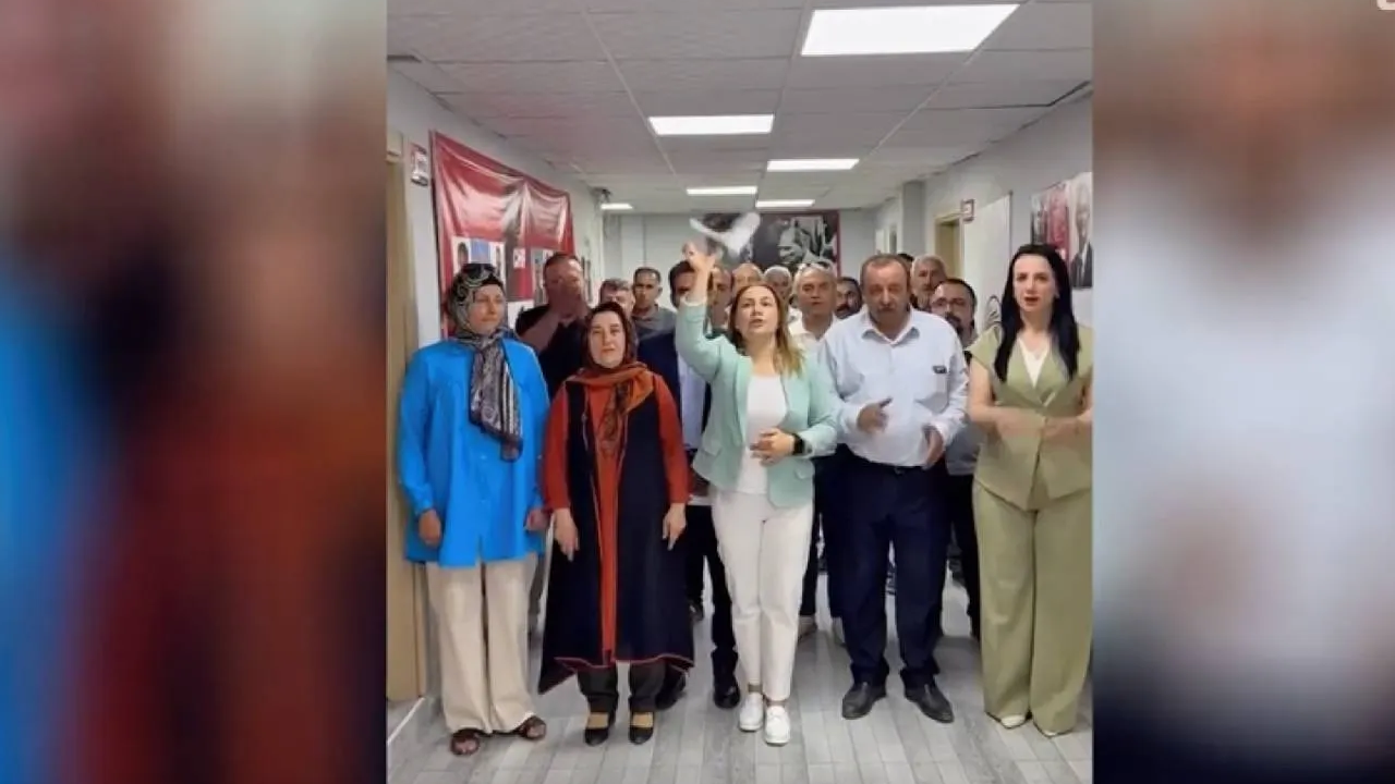 Görevden alınan CHP Hakkari İl Başkanı tebligatı uçak yapıp attı