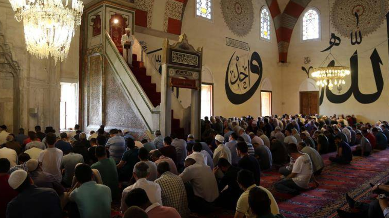Diyanet'in cuma hutbesinde 'mizah' çıkışı: "Çocuklarımız değerlerimizden uzaklaşıyor"