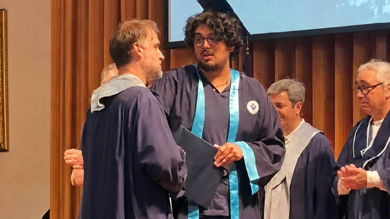 Boğaziçi mezuniyetinde "paraşüt akademisyen" gerilimi: Fotoğraf çektirmek istemeyen öğrenciye müdahale