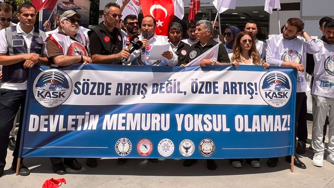 Sendikalardan TÜİK önünde protesto: 2027 belirlenen zamlar şimdiden yetersiz hale geldi
