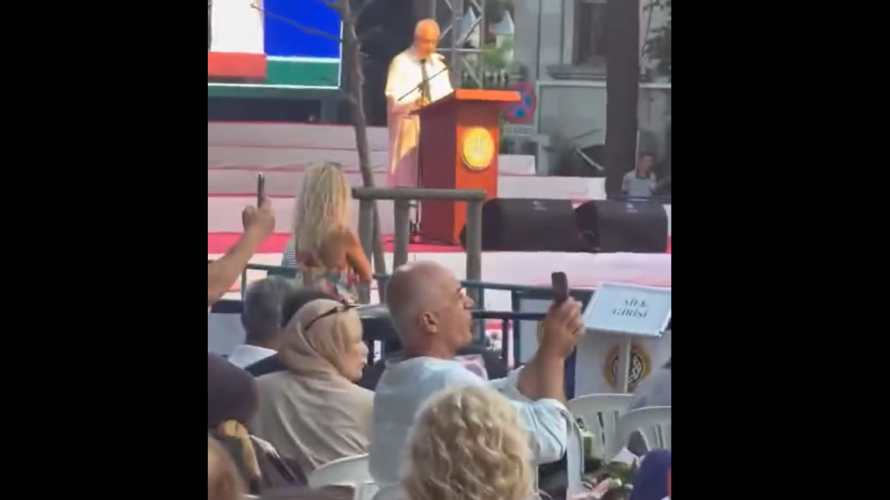 İmamoğlu'nun diplomasını iptal eden rektör protesto edildi!