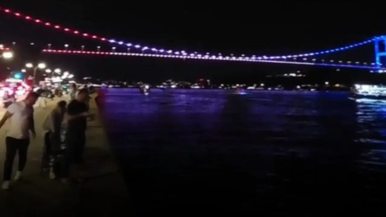 FSM Köprüsü ABD renklerine büründü