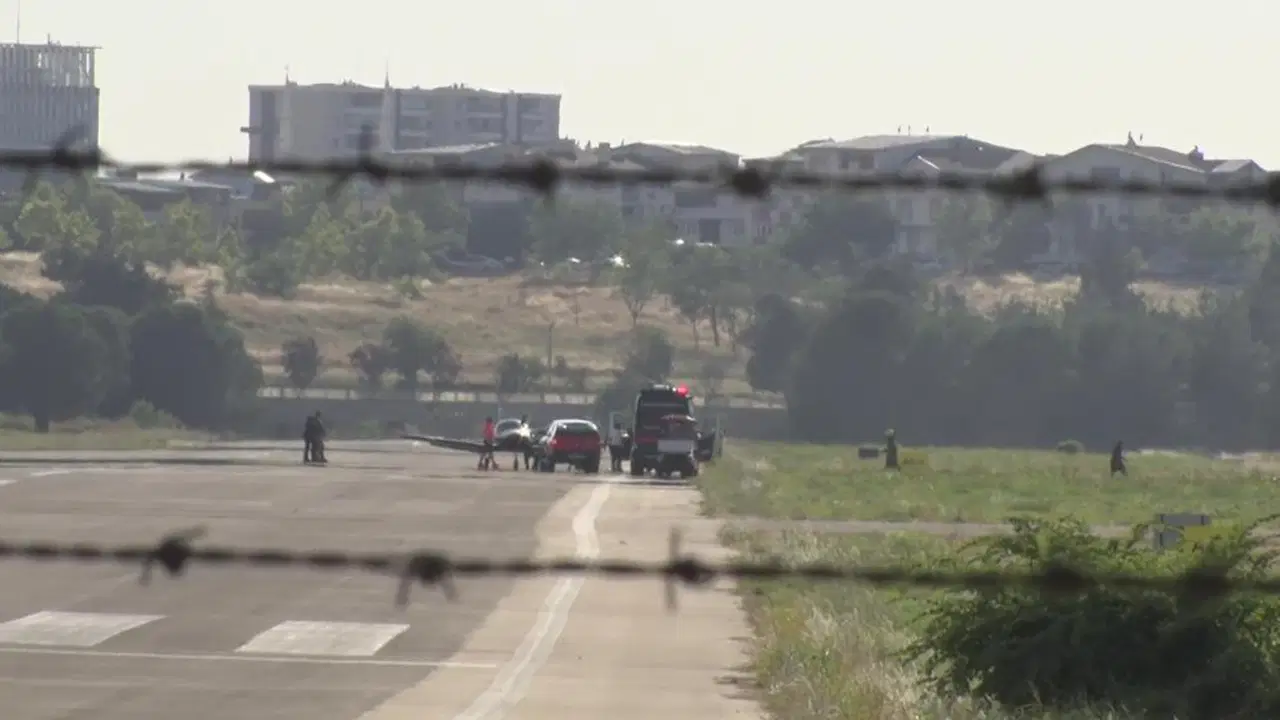 Yunuseli Havaalanı’nda gergin anlar: Tekerlekleri açılmayan uçak acil iniş yaptı