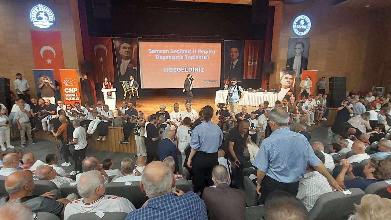 CHP'lilere salon yetmeyince sahneyi doldurdular
