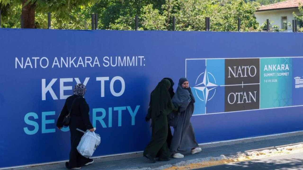 Financial Times’tan Ankara'daki zirve için manidar kare: NATO bariyeri önünde çarşaflı kadınlar