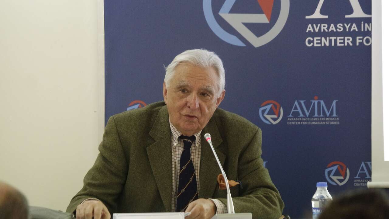 Türk diplomasisinin duayen ismi Pulat Tacar 95 yaşında hayatını kaybetti