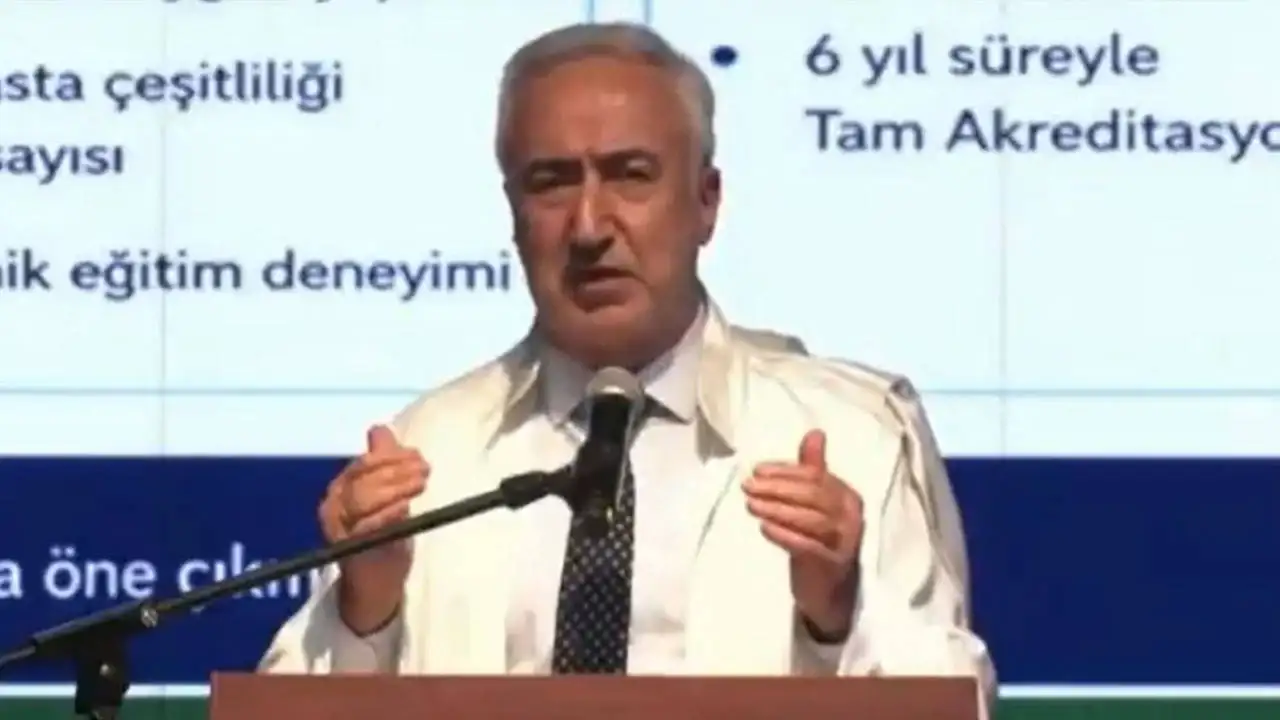 Protesto edilirken konuştu: İÜ Rektörü Zülfikar'dan mezuniyet töreninde çocuk tavsiyesi