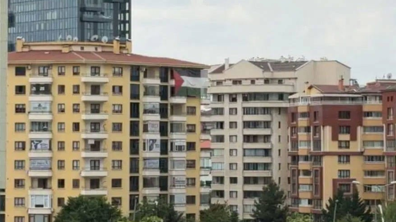 Trump'ın kalacağı otelin karşısına Filistin bayrağı asıldı