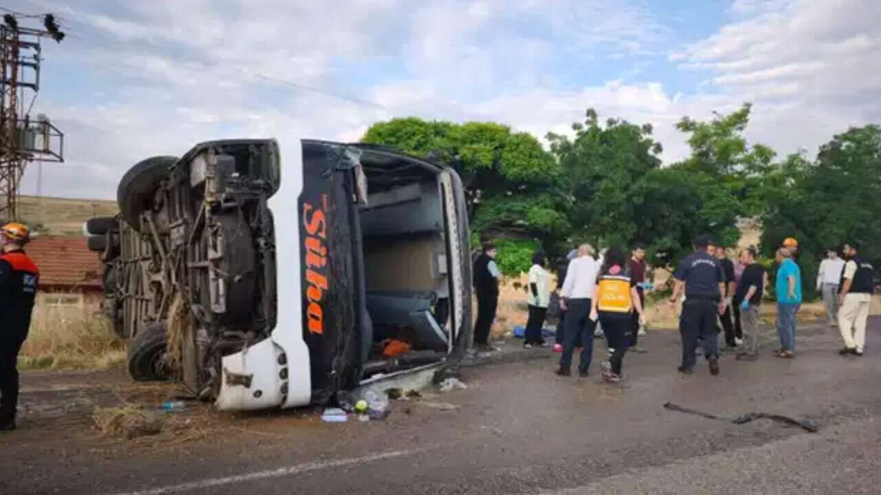 Yolcu otobüsü devrildi: Çok sayıda kişi yaralı!