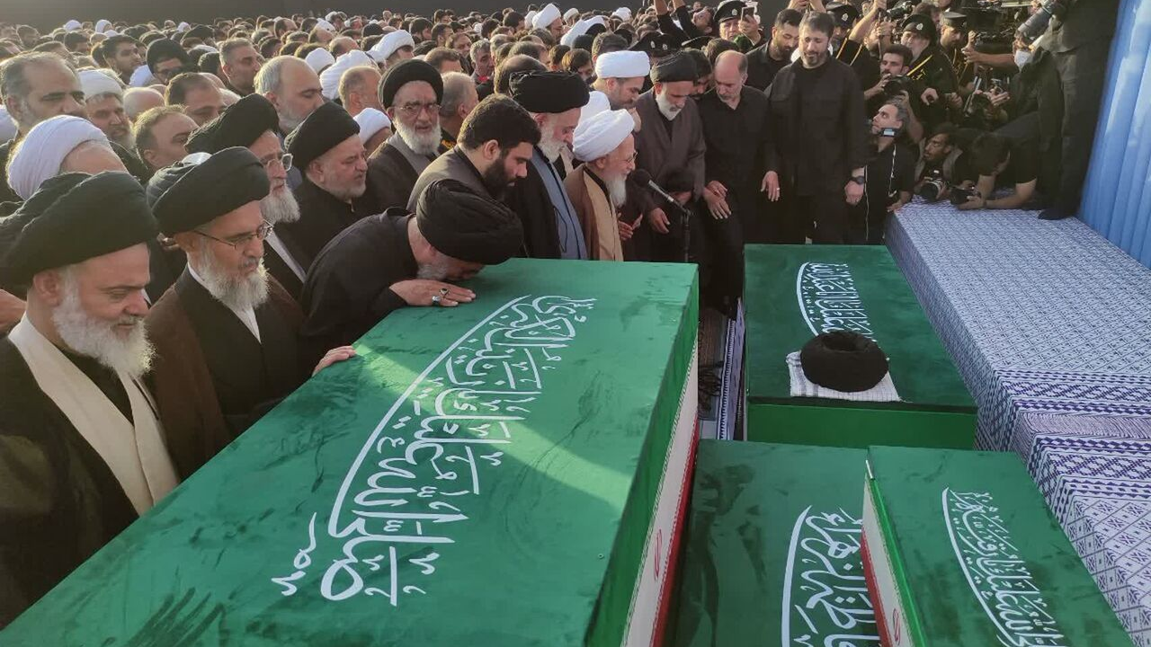 Ali Hamaney'in cenazesi Kum kentine götürüldü