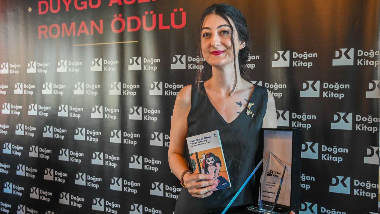Duygu Asena Roman Ödülü Nazlı Doğan Özsöz'ün oldu