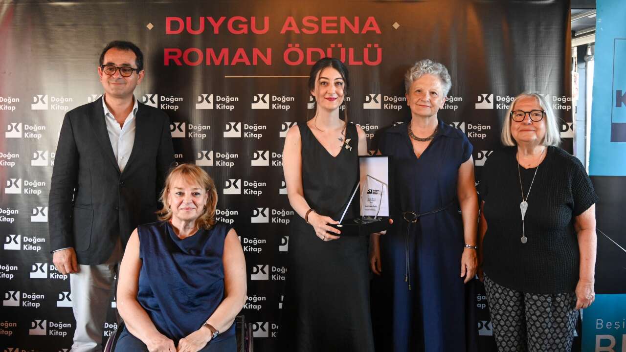 Duygu Asena Roman Ödülü Nazlı Doğan Özsöz'ün oldu