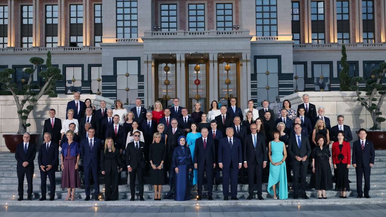 Erdoğan'dan liderler onuruna resepsiyon: 32 ülkenin liderleriyle aile fotoğrafı