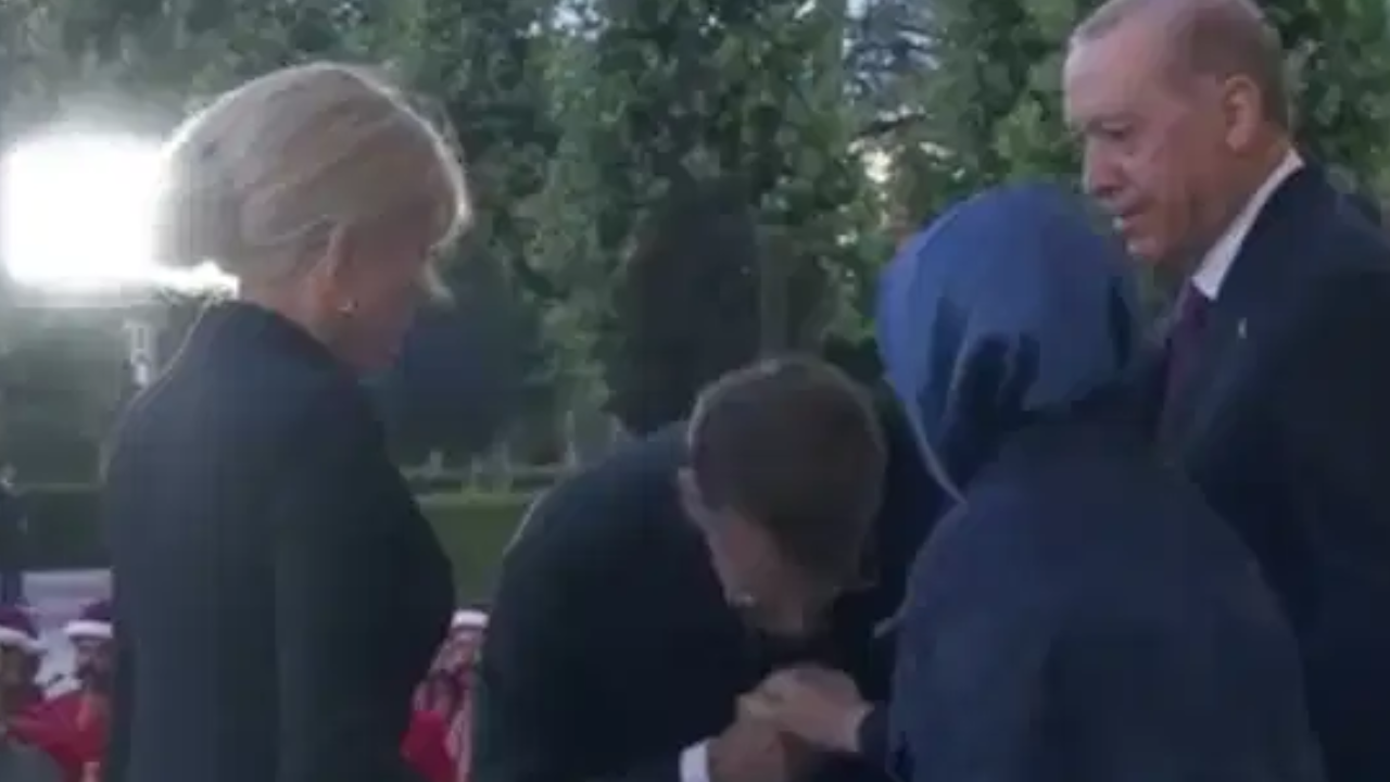 Macron'a 'Emine Erdoğan' engeli: Elini öpmesine izin vermedi