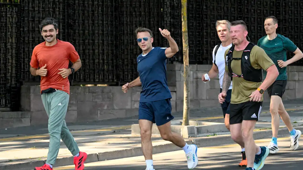 Macron koşsun diye Seğmenler yurttaşlara kapatıldı: Boş parkta bariyerler arkasında koştu!
