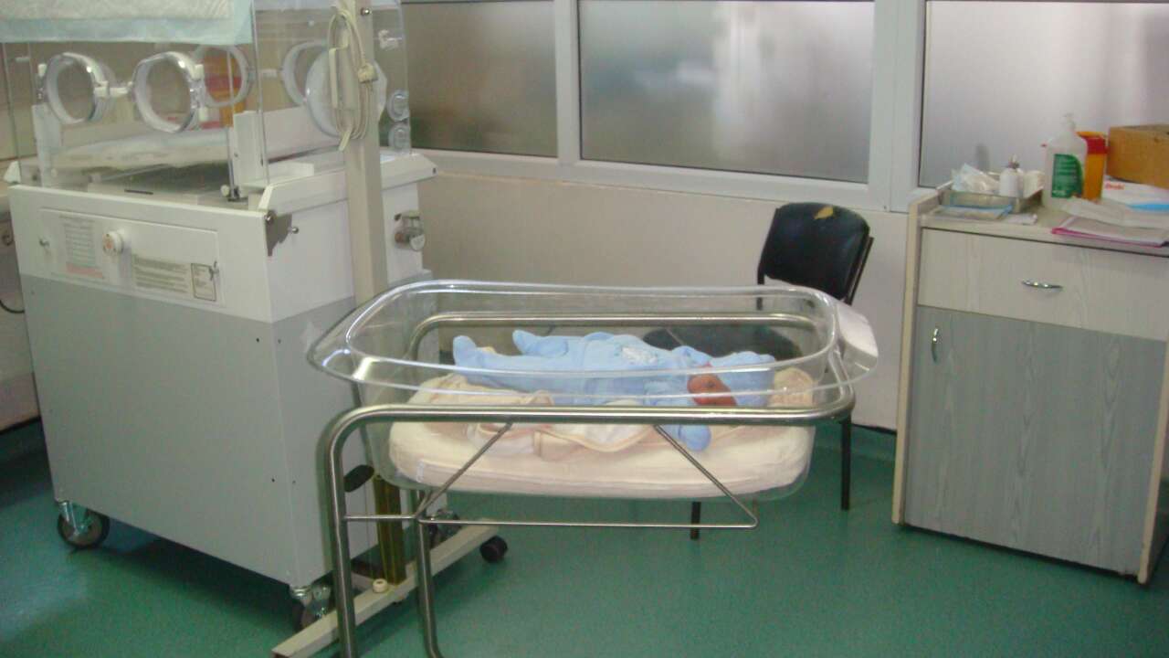 Öldü denilen bebek morgda canlandı