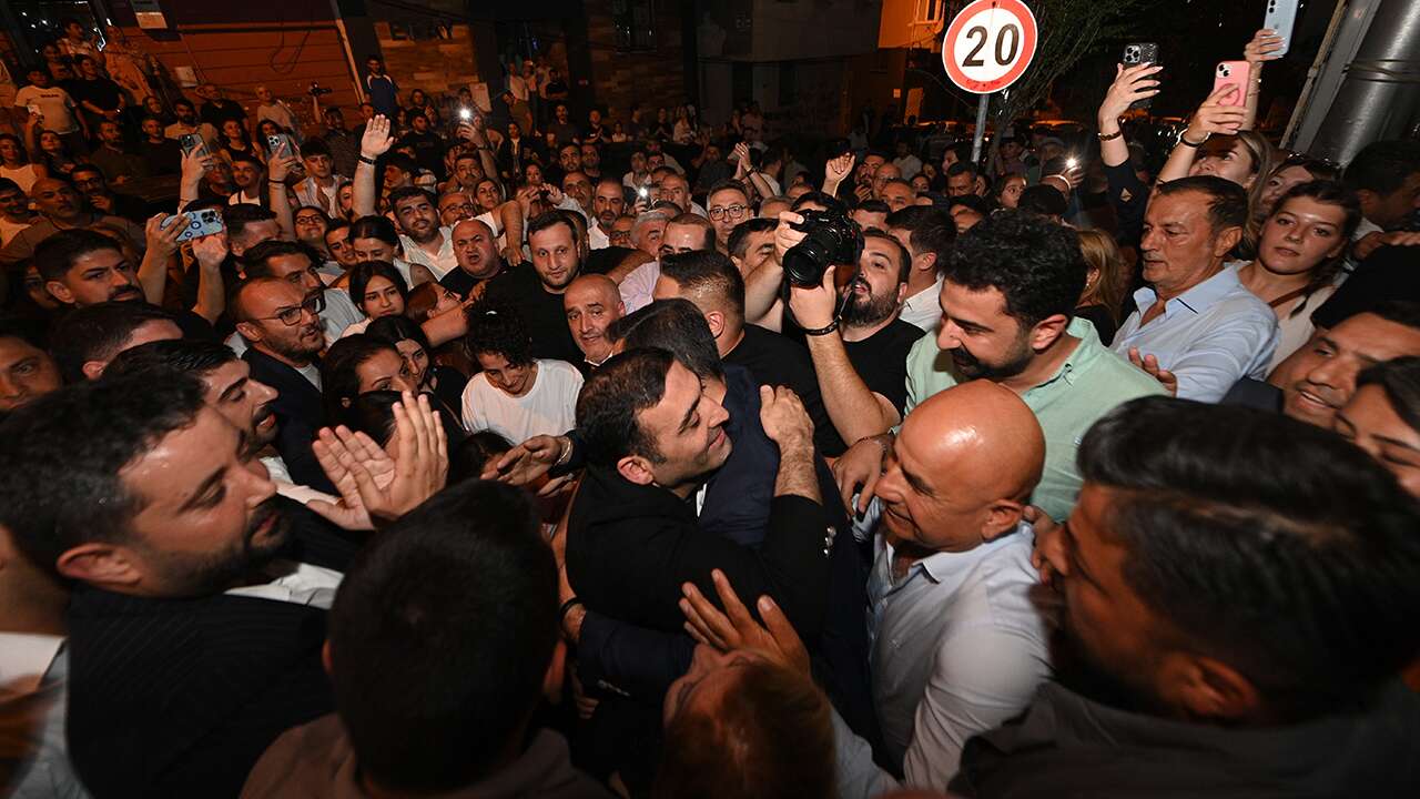 Tahliye edilen Beyoğlu Belediye Başkanı İnan Güney ilk olarak baba evine gitti