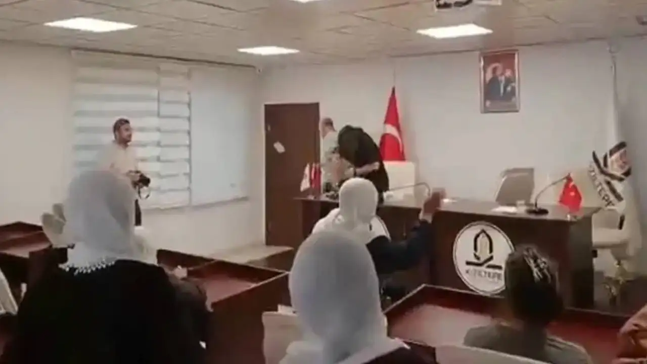 Belediye başkanına zılgıtlı yumurtalı protesto: İstifası isteniyor!
