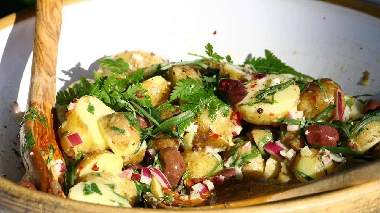 Alman usulü patates salatası tarifi! Sırrı sosunda gizli, lezzetiyle fark yaratıyor